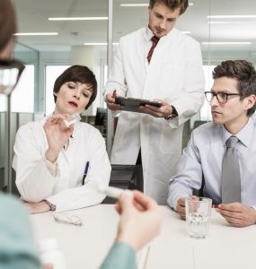 KNMG: geen gedwongen testen bij mensen met vertrekplicht 