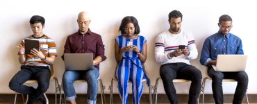 AstraZeneca roept jongere doelgroep op om te stoppen met doemscrollen