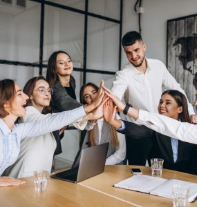Uitdaging 4: te veel focus op snelheid ten koste van strategie Als de druk hoog is om campagnes snel live te krijgen, wordt de strategische basis van een campagne soms te snel gemaakt. Denk aan: het niet volledig analyseren van de doelgroep, het kiezen van kanalen zonder gedegen onderzoek, of het inzetten van standaard creaties zonder aanpassing aan specifieke mediaplatformen. Het gevolg: een campagne die wel snel live gaat, maar niet optimaal presteert omdat de boodschap of de gekozen aanpak niet aansluit bij de doelgroep of het medium. Oplossing: een solide voorbereiding Investeer in een solide voorbereiding, zelfs bij tijdsdruk. Een korte maar gerichte strategische sessie aan het begin van een project kan vaak al genoeg zijn om focus aan te brengen. Gebruik data van eerdere campagnes om snel onderbouwde keuzes te maken. Daarnaast kan een template helpen, waarin je kernvragen beantwoordt zoals: wie is de doelgroep, wat zijn de doelen, en welke media passen het beste?