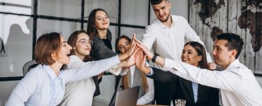Uitdaging 4: te veel focus op snelheid ten koste van strategie Als de druk hoog is om campagnes snel live te krijgen, wordt de strategische basis van een campagne soms te snel gemaakt. Denk aan: het niet volledig analyseren van de doelgroep, het kiezen van kanalen zonder gedegen onderzoek, of het inzetten van standaard creaties zonder aanpassing aan specifieke mediaplatformen. Het gevolg: een campagne die wel snel live gaat, maar niet optimaal presteert omdat de boodschap of de gekozen aanpak niet aansluit bij de doelgroep of het medium. Oplossing: een solide voorbereiding Investeer in een solide voorbereiding, zelfs bij tijdsdruk. Een korte maar gerichte strategische sessie aan het begin van een project kan vaak al genoeg zijn om focus aan te brengen. Gebruik data van eerdere campagnes om snel onderbouwde keuzes te maken. Daarnaast kan een template helpen, waarin je kernvragen beantwoordt zoals: wie is de doelgroep, wat zijn de doelen, en welke media passen het beste?